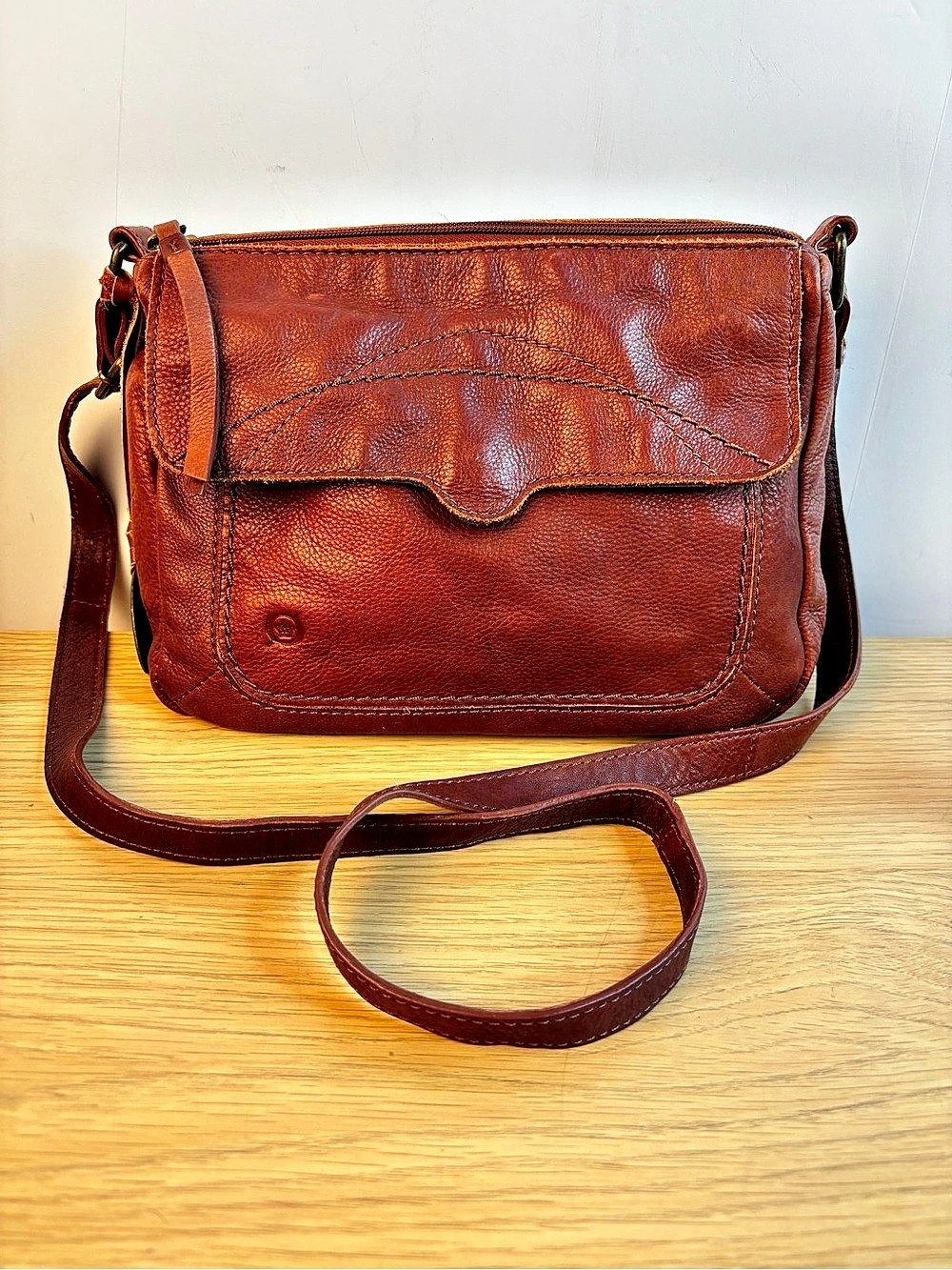Børn SOFT Leather Flap Crossbody Bag in Reddish Brown